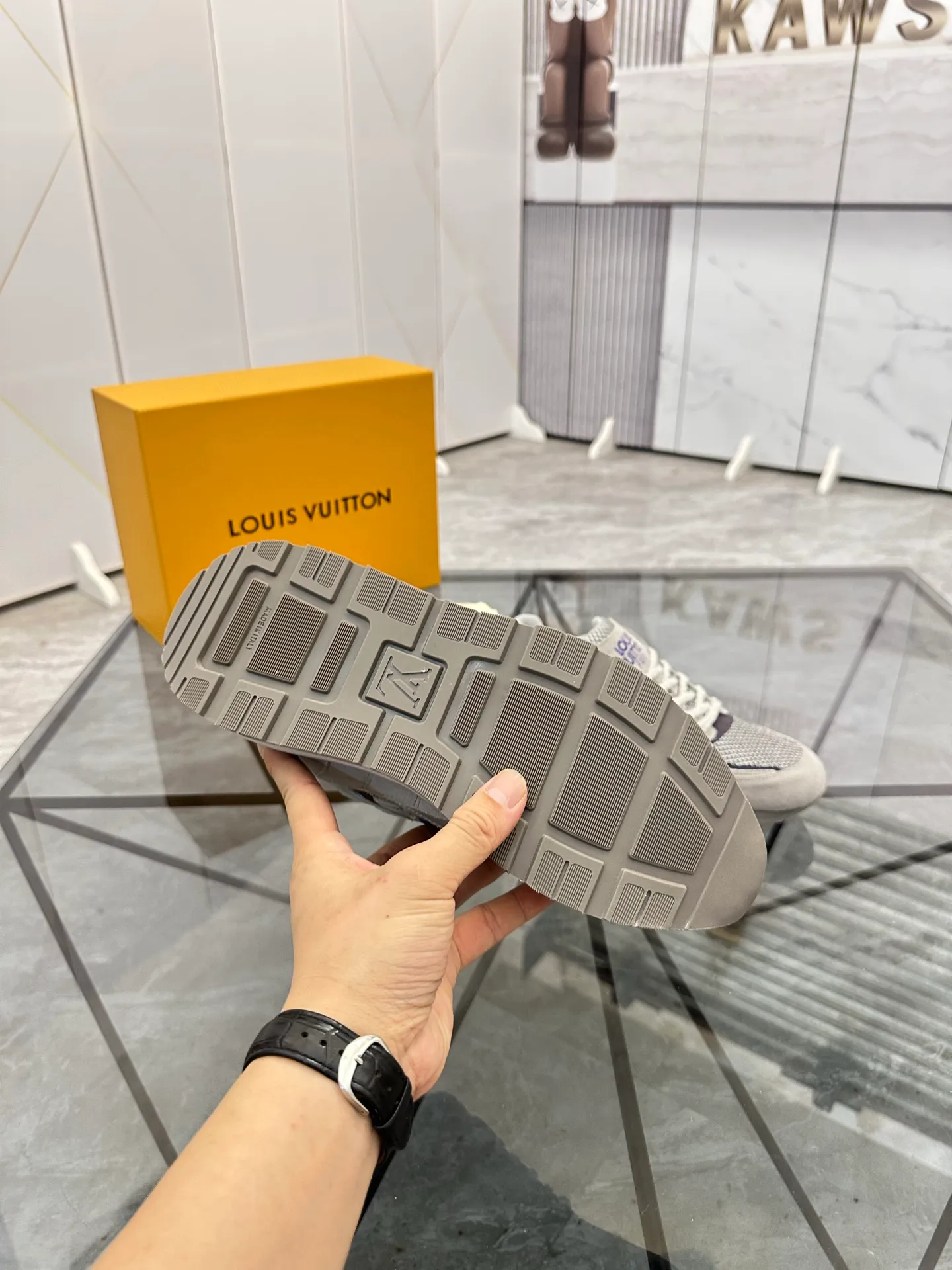 Men's shoes for sale 💰: 💰P660¥ High-end top quality Product trademark: LV * "Louis Vuitton*" low-top casual shoes Regular size: 39-45 (can be customized to 46) Product materials: upper imported first-layer cowhide spliced ​​nubuck leather ➕ breathable cotton mesh, breathable lining, original outsole. No.: H201